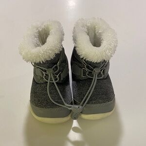Cozy Gray Toddler winter Boots size 5